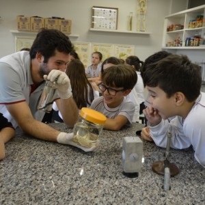 AULA NO LABORATÓRIO SOBRE ANIMAIS VERTEBRADOS E INVERTEBRADOS