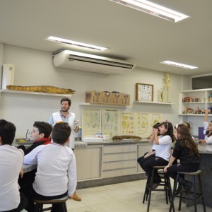 AULA NO LABORATÓRIO SOBRE ANIMAIS VERTEBRADOS E INVERTEBRADOS