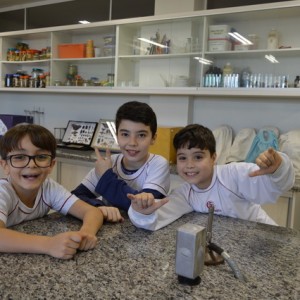 AULA NO LABORATÓRIO SOBRE ANIMAIS VERTEBRADOS E INVERTEBRADOS