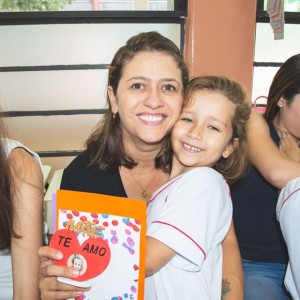 EDUCAÇÃO INFANTIL: SINGELOS GESTOS E SORRISOS, ORAÇÕES E BENÇÃOS - DIA DAS MÃES 2024