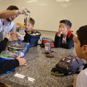 AULA NO LABORATÓRIO SOBRE ANIMAIS VERTEBRADOS E INVERTEBRADOS