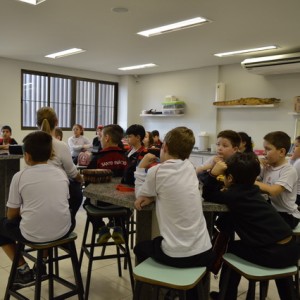 AULA NO LABORATÓRIO SOBRE ANIMAIS VERTEBRADOS E INVERTEBRADOS