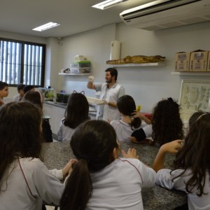 AULA NO LABORATÓRIO SOBRE ANIMAIS VERTEBRADOS E INVERTEBRADOS