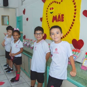 EDUCAÇÃO INFANTIL: SINGELOS GESTOS E SORRISOS, ORAÇÕES E BENÇÃOS - DIA DAS MÃES 2024