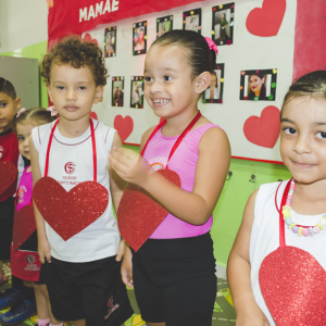 EDUCAÇÃO INFANTIL: SINGELOS GESTOS E SORRISOS, ORAÇÕES E BENÇÃOS - DIA DAS MÃES 2024