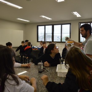 AULA NO LABORATÓRIO SOBRE ANIMAIS VERTEBRADOS E INVERTEBRADOS