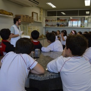 AULA NO LABORATÓRIO SOBRE ANIMAIS VERTEBRADOS E INVERTEBRADOS