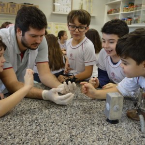 AULA NO LABORATÓRIO SOBRE ANIMAIS VERTEBRADOS E INVERTEBRADOS