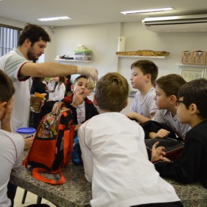 AULA NO LABORATÓRIO SOBRE ANIMAIS VERTEBRADOS E INVERTEBRADOS