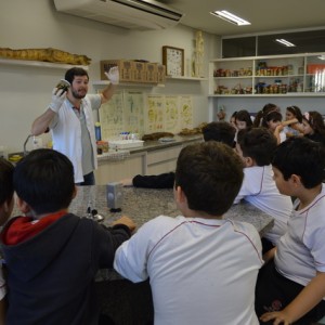 AULA NO LABORATÓRIO SOBRE ANIMAIS VERTEBRADOS E INVERTEBRADOS