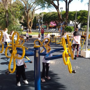 PASSEIO AO REDOR DA PRAÇA EMILIANO PERNETA