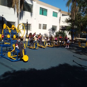 PASSEIO AO REDOR DA PRAÇA EMILIANO PERNETA