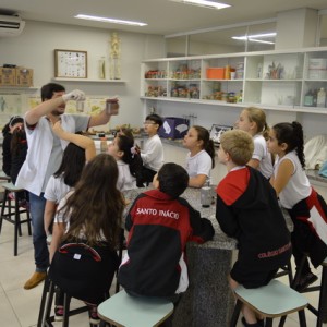 AULA NO LABORATÓRIO SOBRE ANIMAIS VERTEBRADOS E INVERTEBRADOS