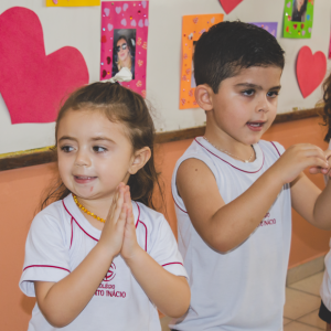 EDUCAÇÃO INFANTIL: SINGELOS GESTOS E SORRISOS, ORAÇÕES E BENÇÃOS - DIA DAS MÃES 2024