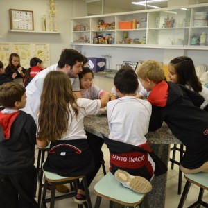 AULA NO LABORATÓRIO SOBRE ANIMAIS VERTEBRADOS E INVERTEBRADOS