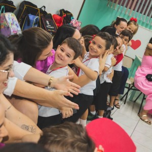 EDUCAÇÃO INFANTIL: SINGELOS GESTOS E SORRISOS, ORAÇÕES E BENÇÃOS - DIA DAS MÃES 2024