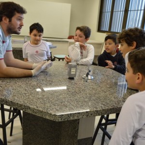 AULA NO LABORATÓRIO SOBRE ANIMAIS VERTEBRADOS E INVERTEBRADOS