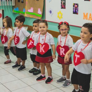 EDUCAÇÃO INFANTIL: SINGELOS GESTOS E SORRISOS, ORAÇÕES E BENÇÃOS - DIA DAS MÃES 2024