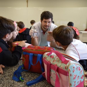 AULA NO LABORATÓRIO SOBRE ANIMAIS VERTEBRADOS E INVERTEBRADOS