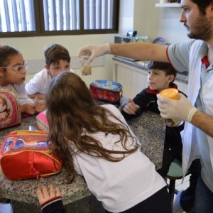 AULA NO LABORATÓRIO SOBRE ANIMAIS VERTEBRADOS E INVERTEBRADOS