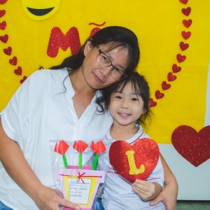 EDUCAÇÃO INFANTIL: SINGELOS GESTOS E SORRISOS, ORAÇÕES E BENÇÃOS - DIA DAS MÃES 2024