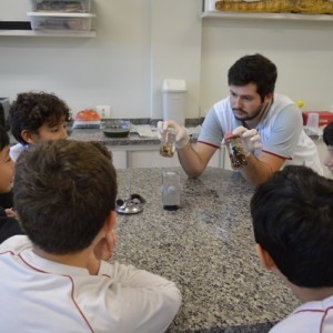 AULA NO LABORATÓRIO SOBRE ANIMAIS VERTEBRADOS E INVERTEBRADOS