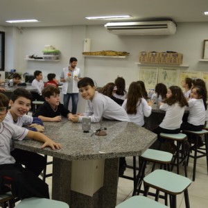 AULA NO LABORATÓRIO SOBRE ANIMAIS VERTEBRADOS E INVERTEBRADOS