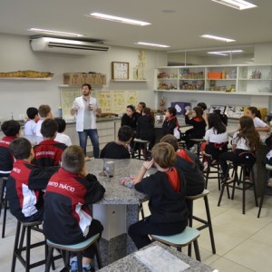 AULA NO LABORATÓRIO SOBRE ANIMAIS VERTEBRADOS E INVERTEBRADOS