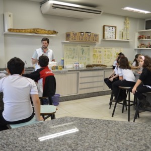 AULA NO LABORATÓRIO SOBRE ANIMAIS VERTEBRADOS E INVERTEBRADOS