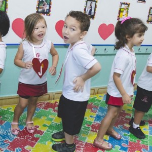 EDUCAÇÃO INFANTIL: SINGELOS GESTOS E SORRISOS, ORAÇÕES E BENÇÃOS - DIA DAS MÃES 2024