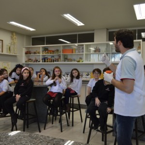 AULA NO LABORATÓRIO SOBRE ANIMAIS VERTEBRADOS E INVERTEBRADOS