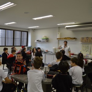 AULA NO LABORATÓRIO SOBRE ANIMAIS VERTEBRADOS E INVERTEBRADOS